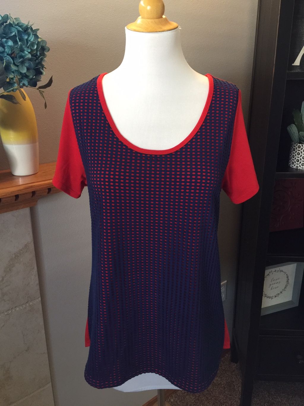 Pre-Loved Women's NEW Lularoe Classic T size M (10/12)